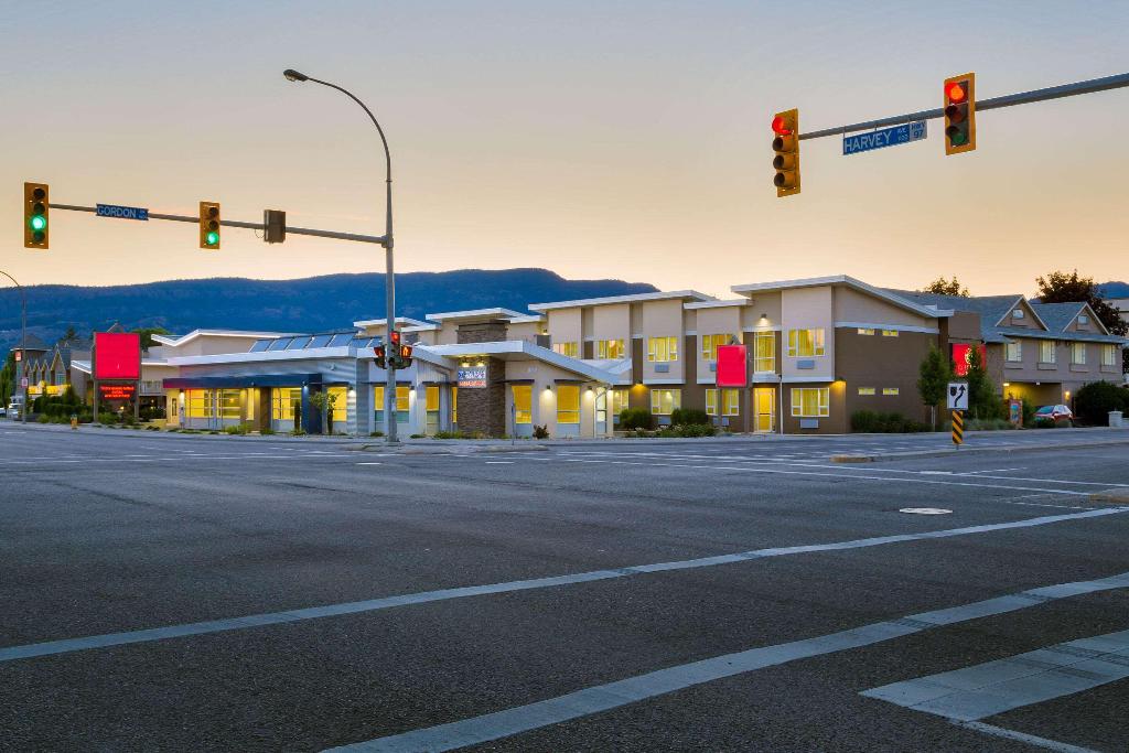 Econo Lodge Inn & Suites Kelowna