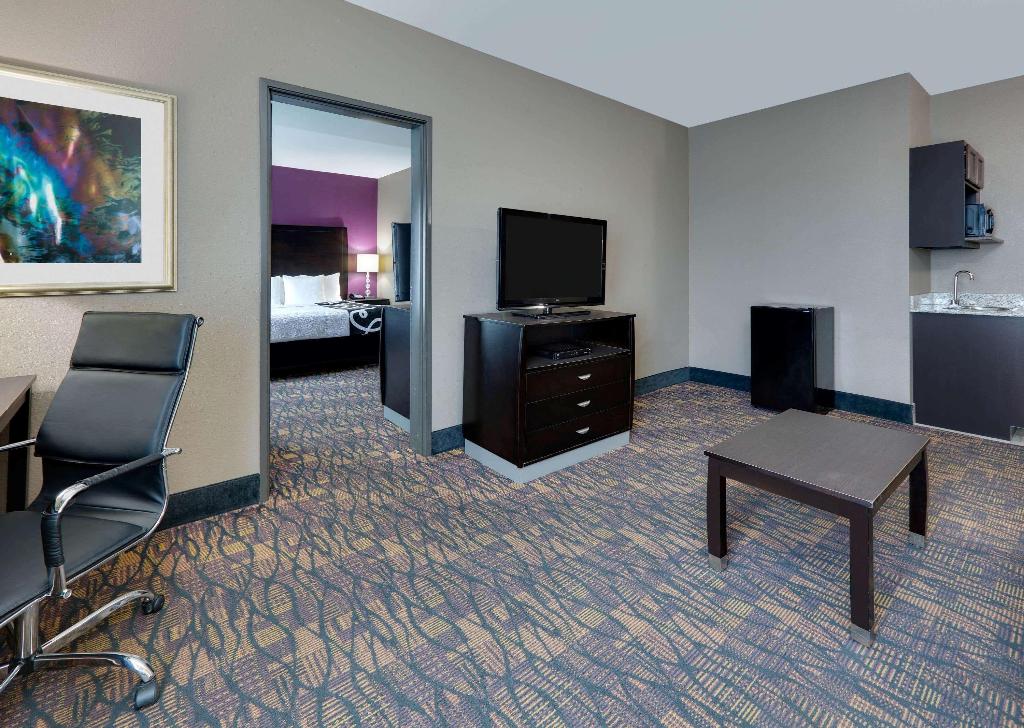La Quinta Inn Suites By Wyndham Jourdanton Pleasan