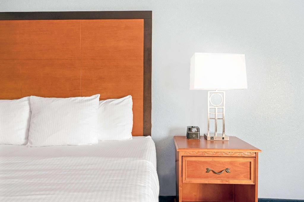 La Quinta Inn Suites By Wyndham Shawnee