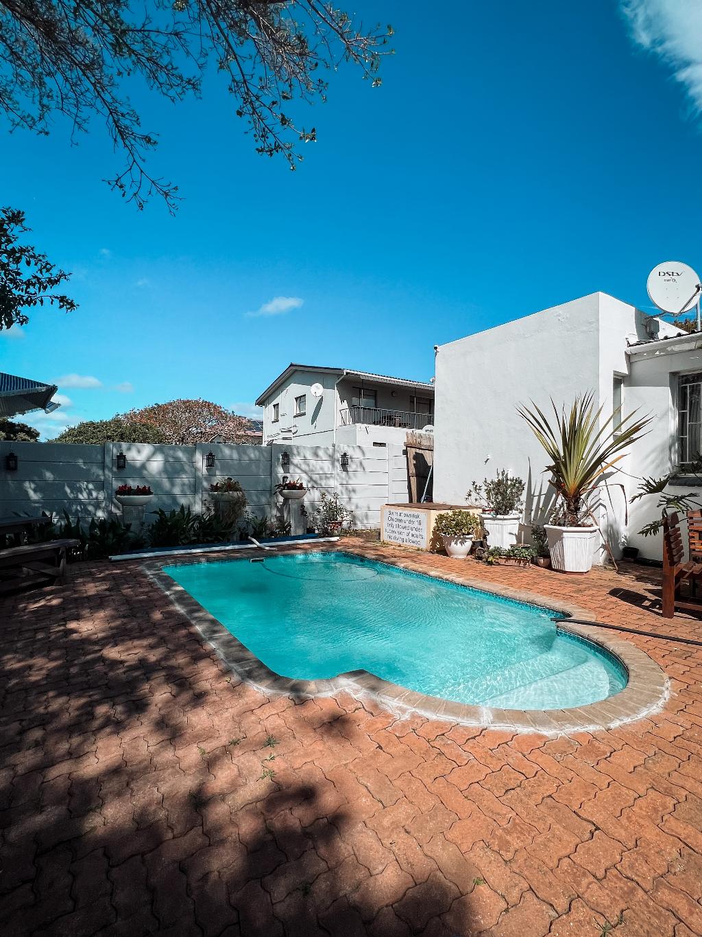 Aquarius Bed And Breakfast - Pool