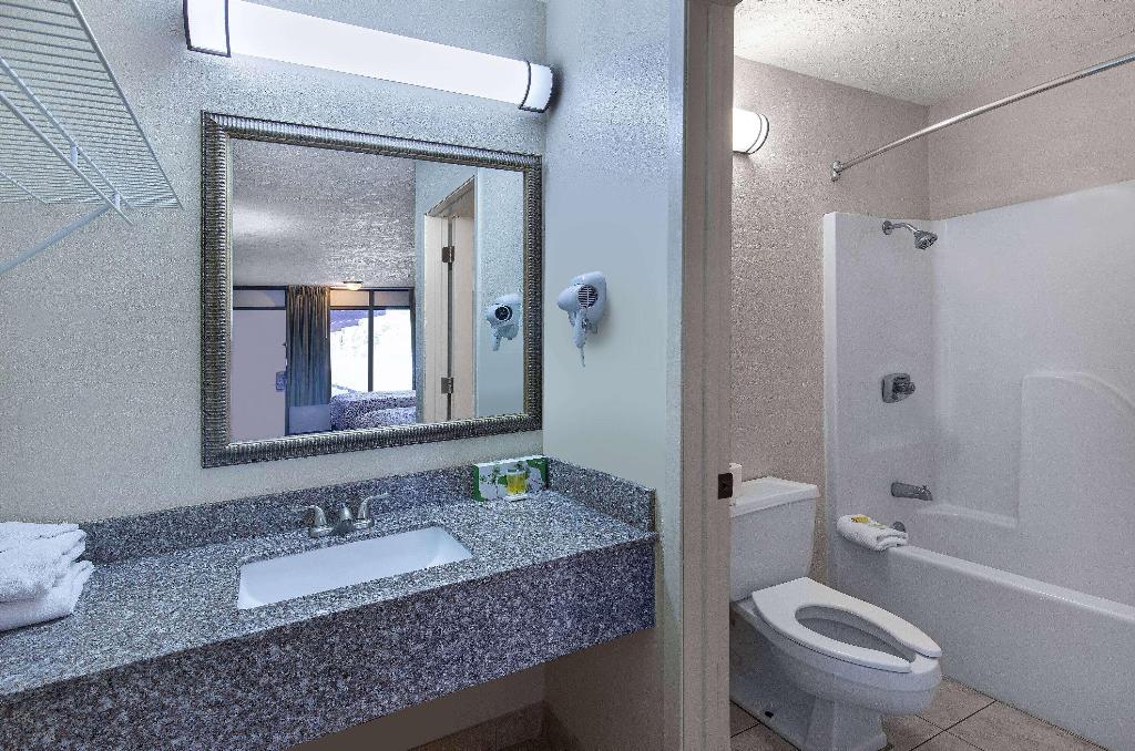 Americana Inn A Travelodge By Wyndham