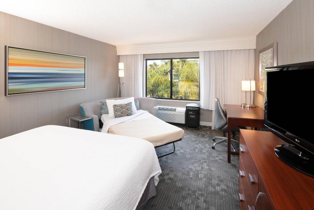 Courtyard By Marriott Oakland Airport
