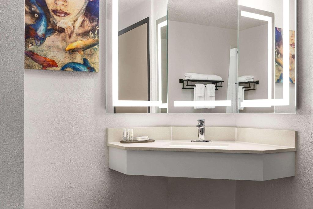 La Quinta Inn Suites Cleveland Airport West