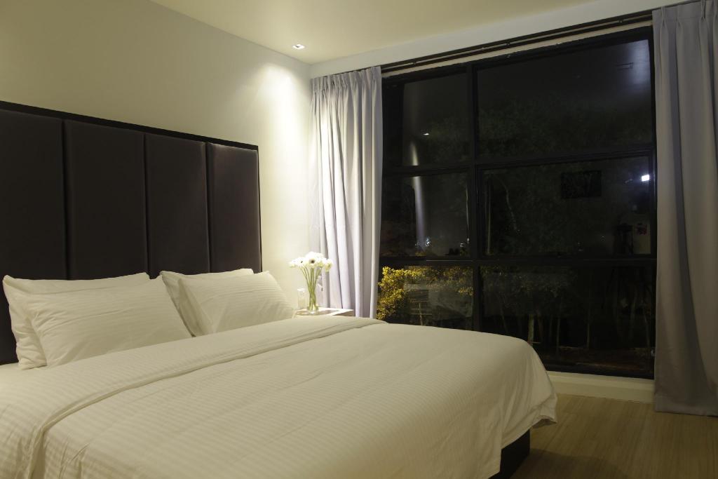 I Am Jazz Hotel