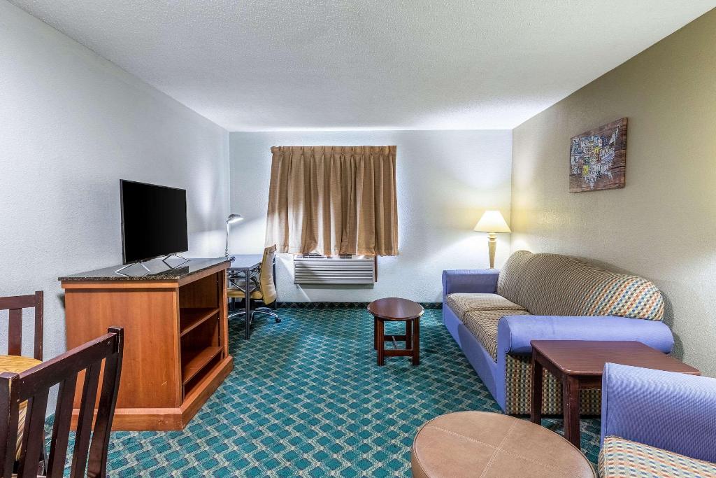 Econo Lodge Inn & Suites Auburn