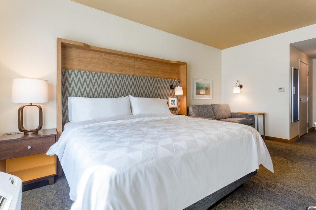 Holiday Inn & Suites Cedar Falls-Waterloo Event Ct