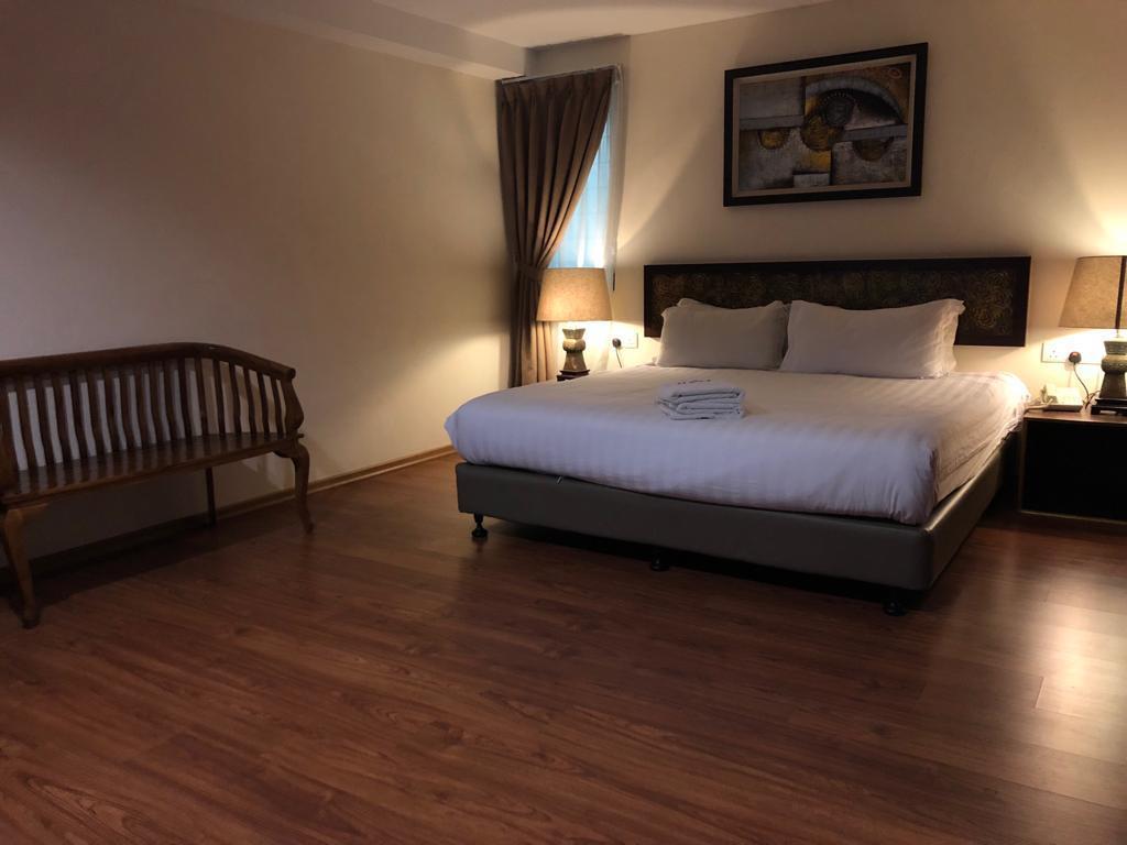 906 Riverside Hotel
