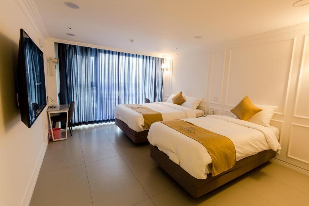 GLADSHEIM HOTEL