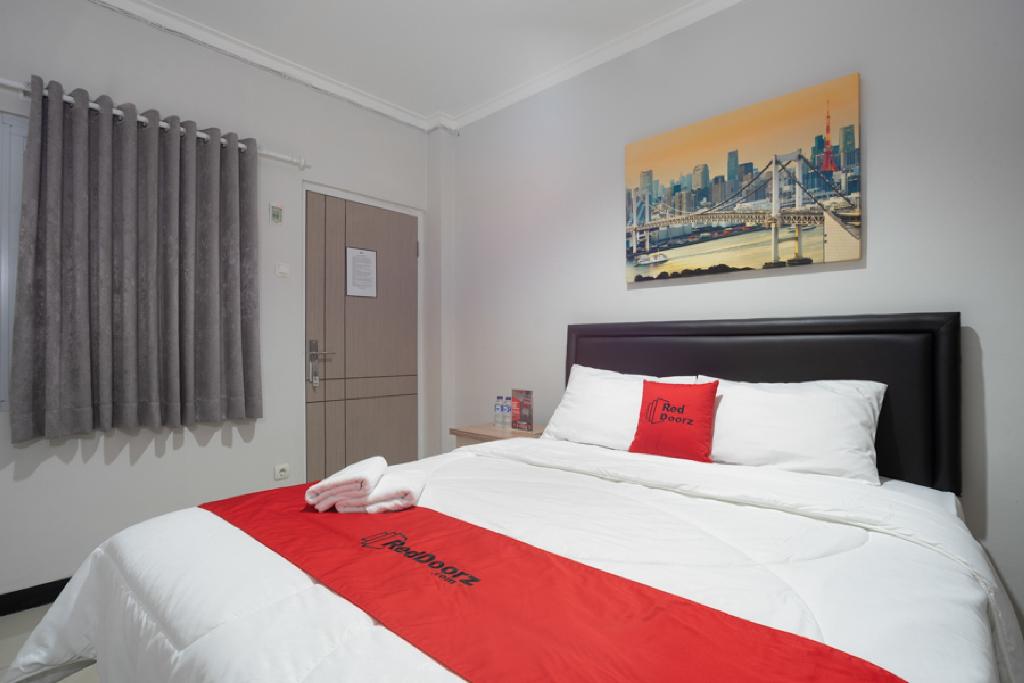 RedDoorz near Botani Square Mall