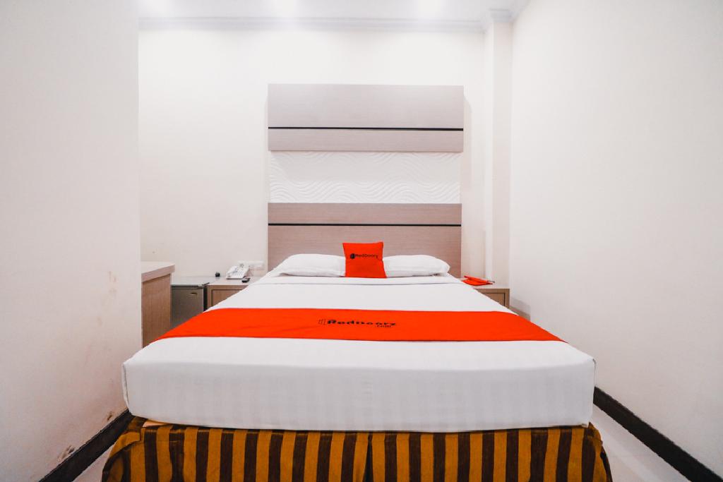 RedDoorz Plus near Makassar Town Square