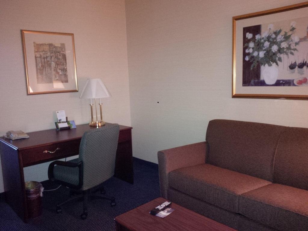 Maron Hotel And Suites