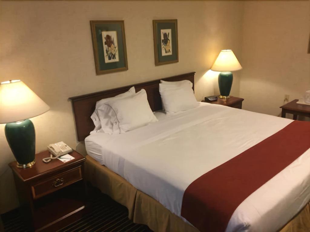 Evergreen Inn and Suites
