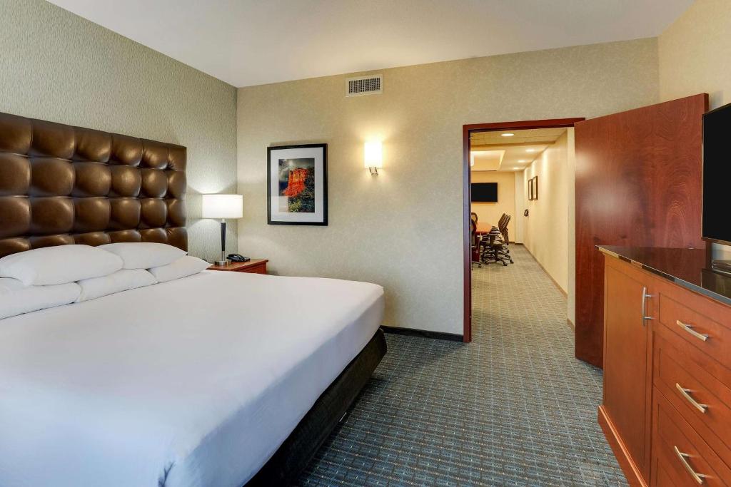 Drury Inn & Suites Phoenix Chandler Fashion Center photo 51
