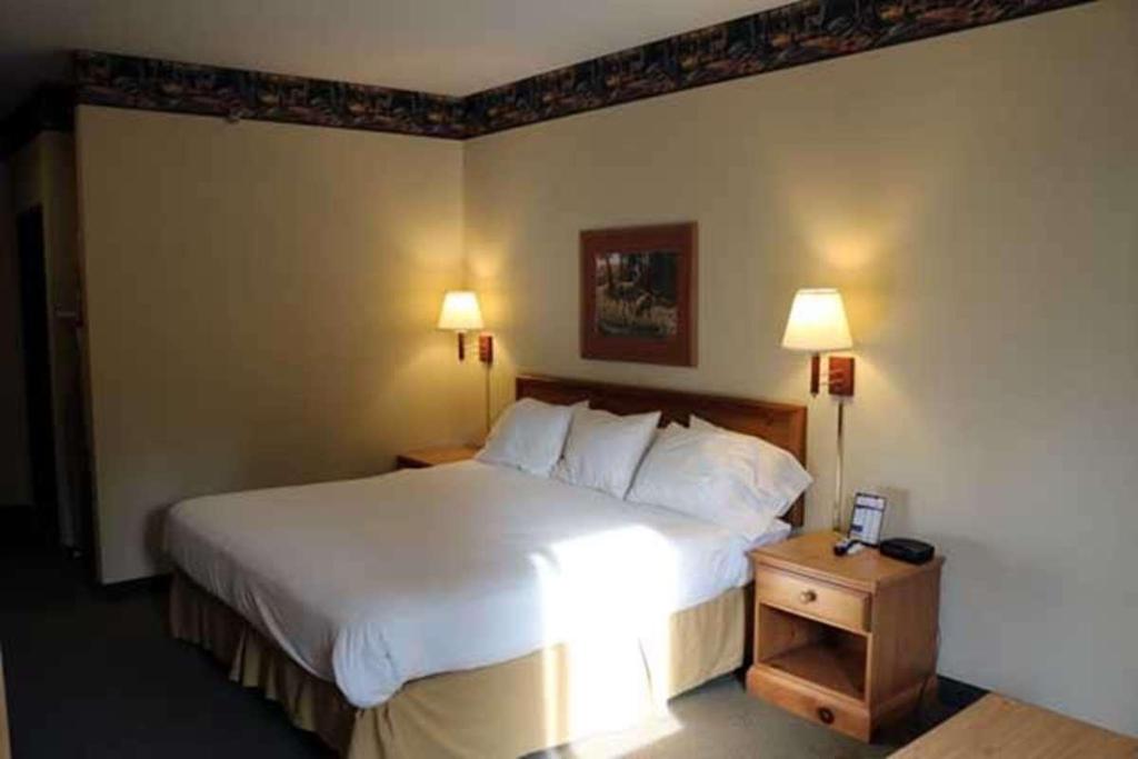 Pellston Lodge Magnuson Hotel
