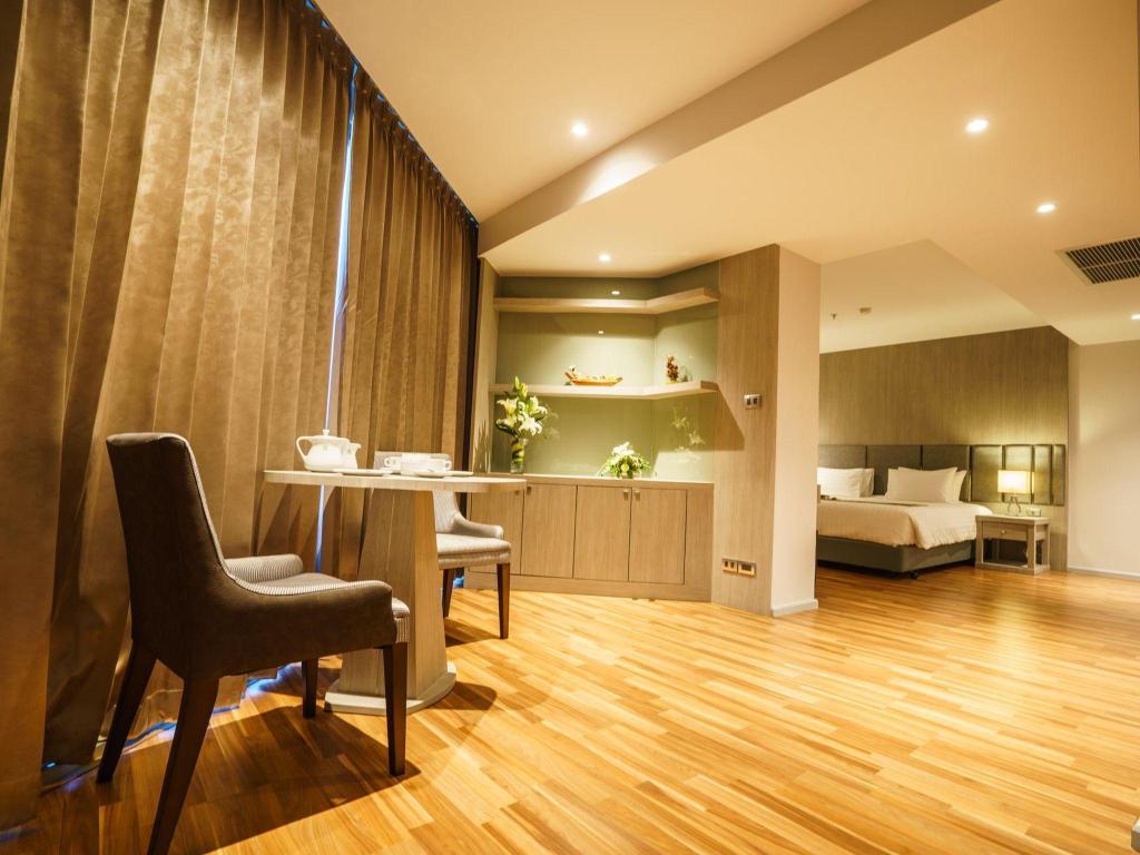 New Season Square Hotel