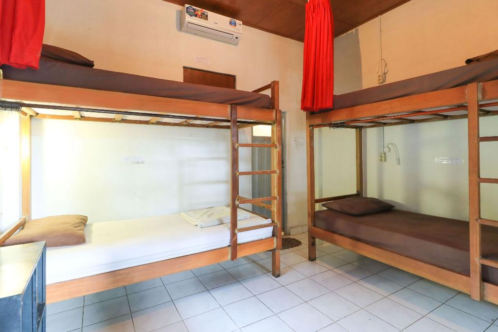 Halaman Depan Hostel by ZUZU