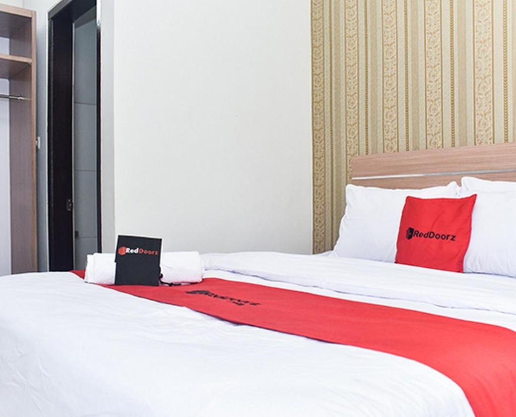 RedDoorz Plus near Malang Town Square