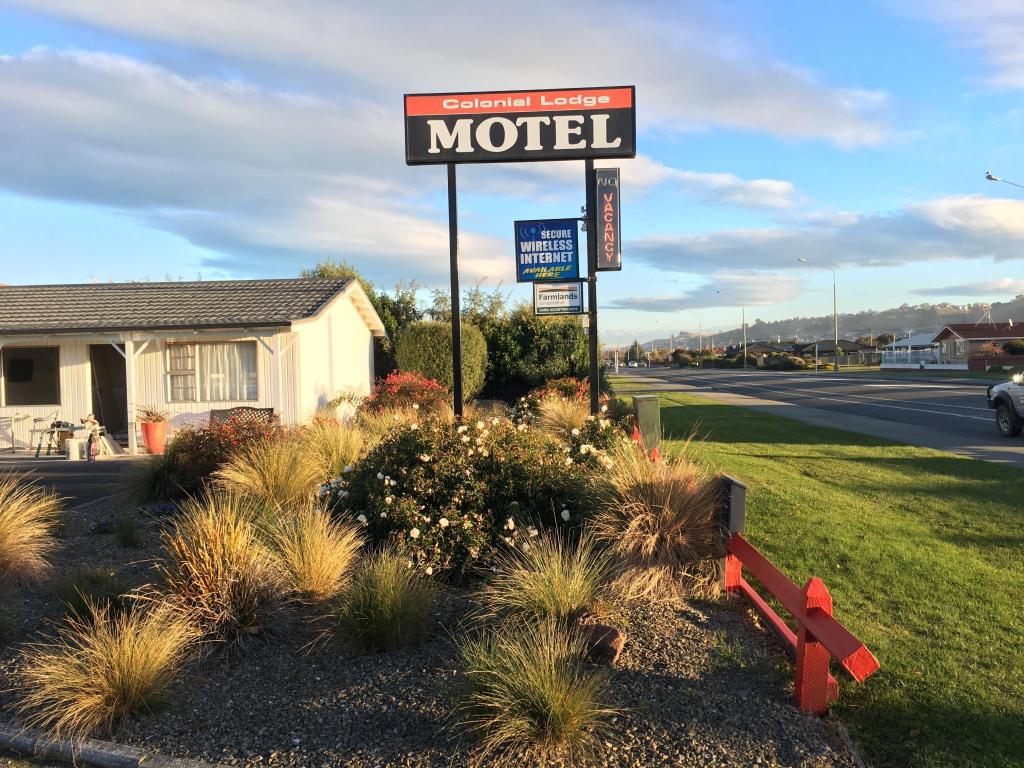 Colonial Lodge Motel