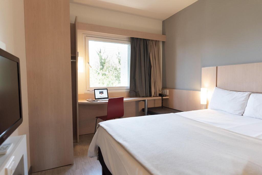 Ibis Pilar
