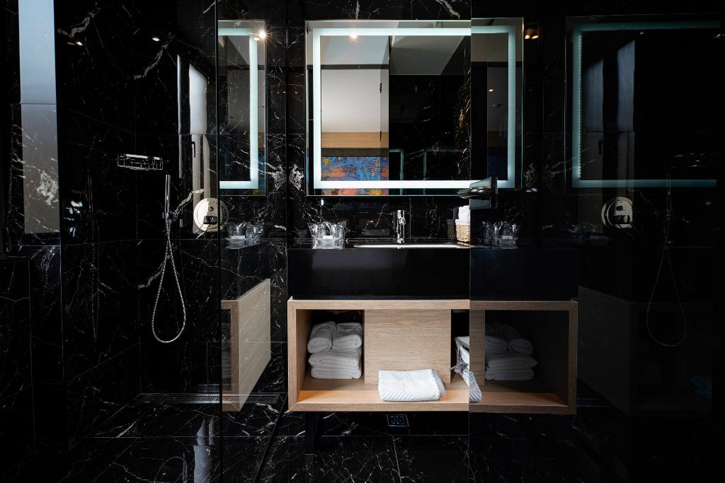 Maccani Black Luxury Suites