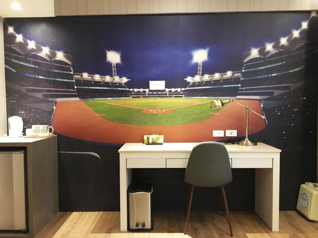La Hotel Baseball Theme Hall
