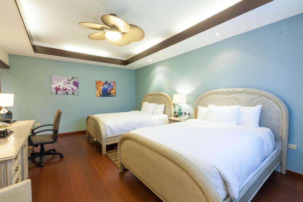 Surfrider Resort Hotel