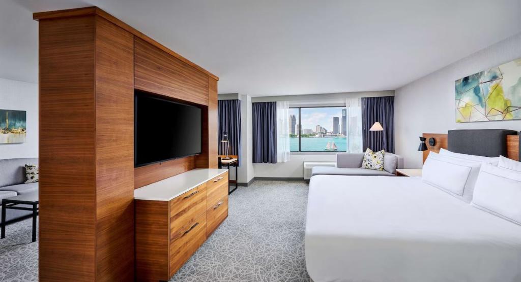 DoubleTree by Hilton Windsor Hotel & Suites