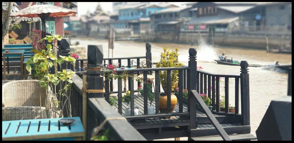 Thanakha Inle Hotel
