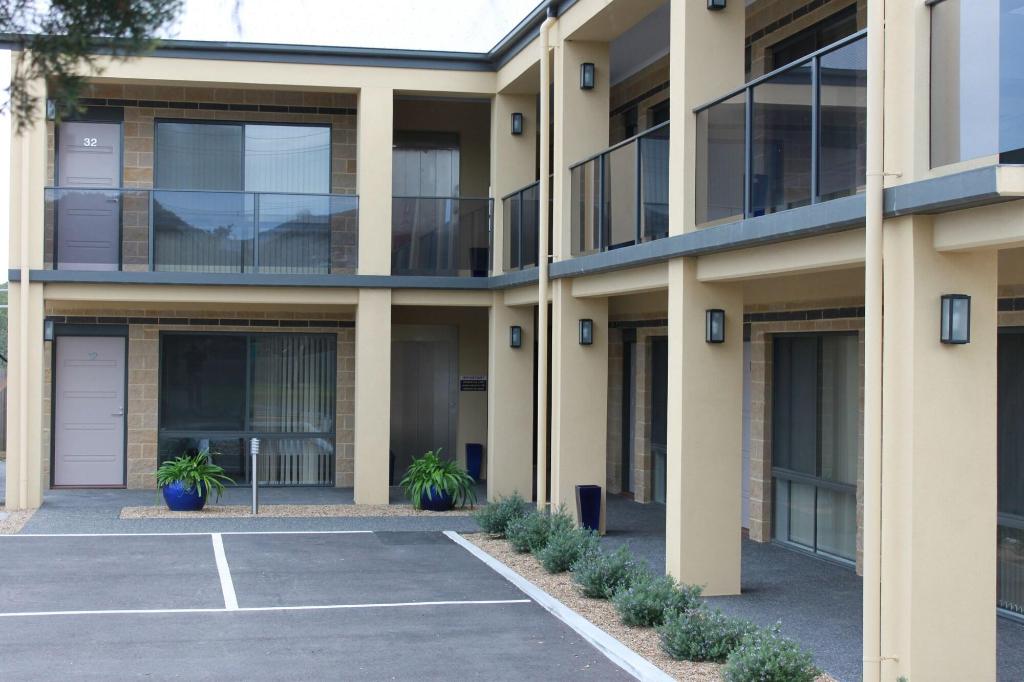 The Bay Motel 4