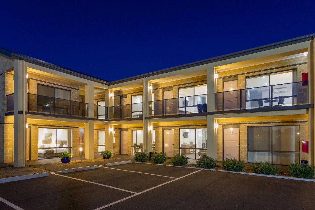 The Bay Motel 5
