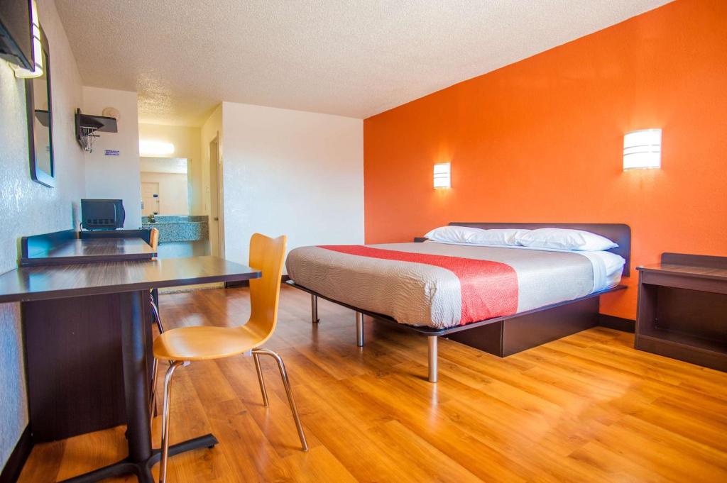 Motel 6 Corsicana, TX