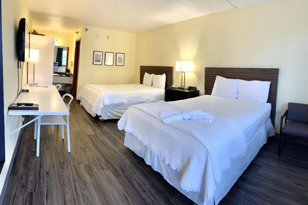 Seven Gables Inn, 76 Strip