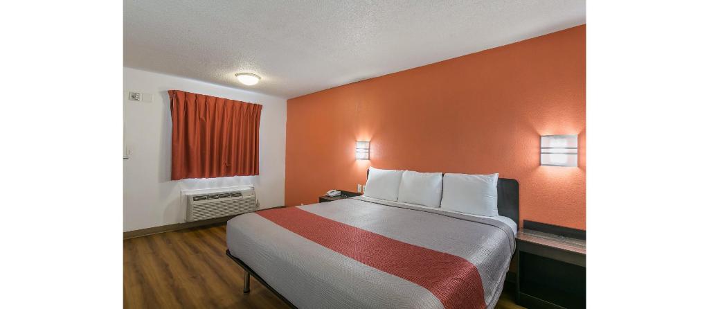 Motel 6 Dothan, AL