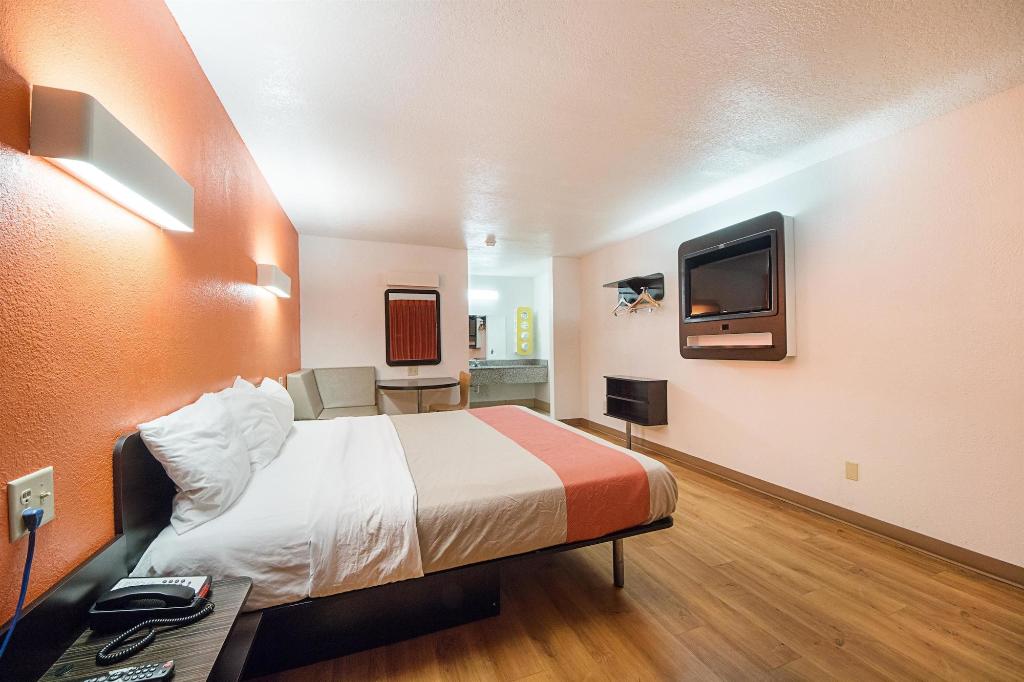 Motel 6 San Antonio Fiesta Trails