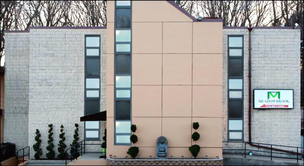 Meadowbrook Motor Lodge