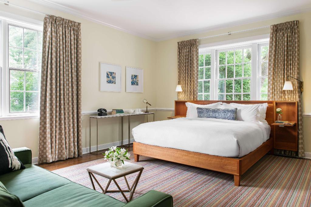 Oakhurst Inn