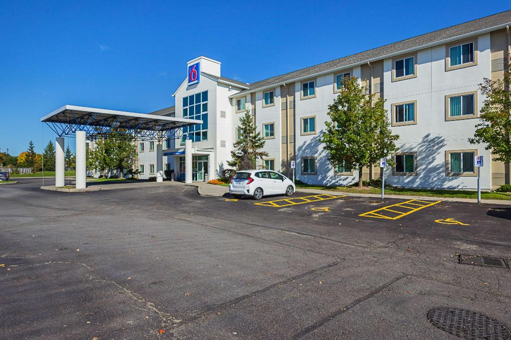 Motel 6 Whitby, ON - Toronto East