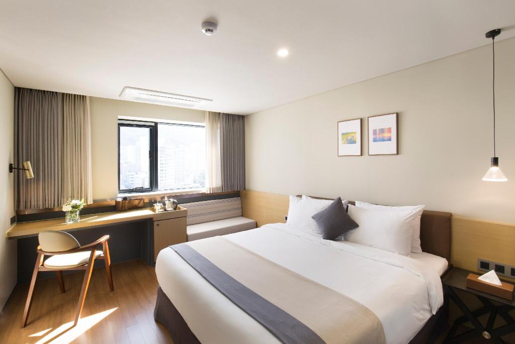 BAYHOUND HOTEL