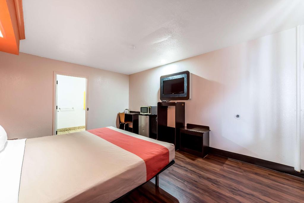 Motel 6 San Antonio Splashtown