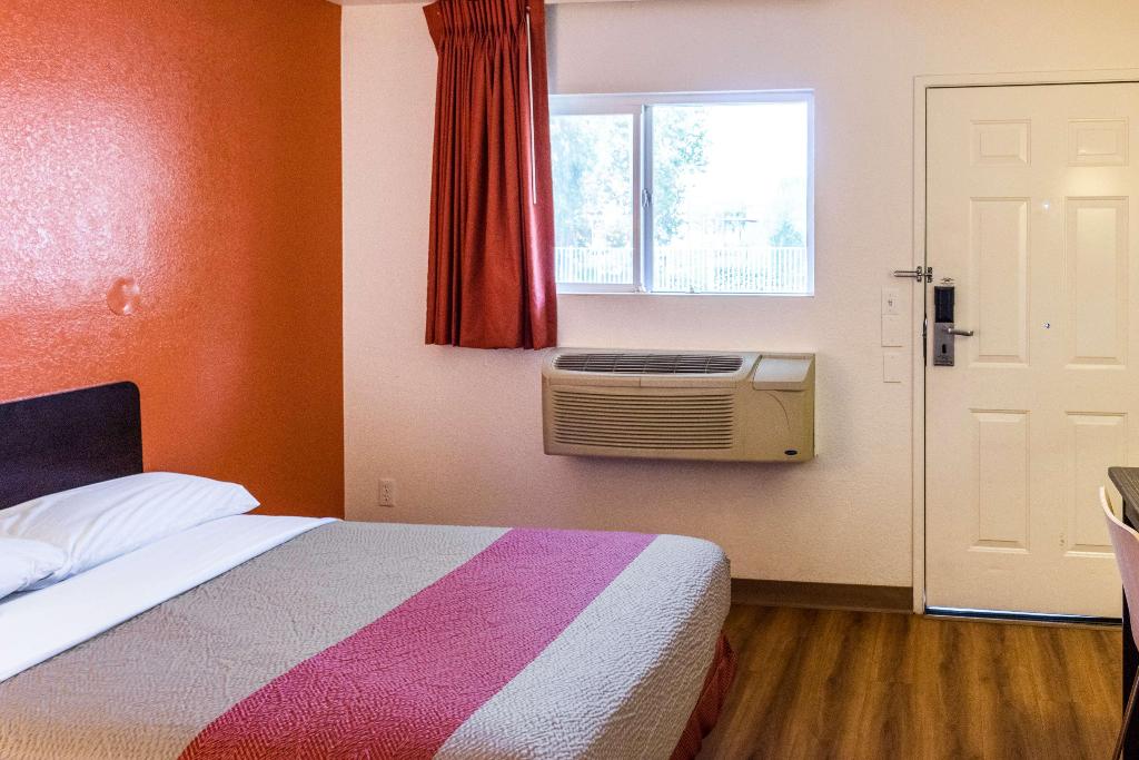 Motel 6 Bakersfield Convention Center