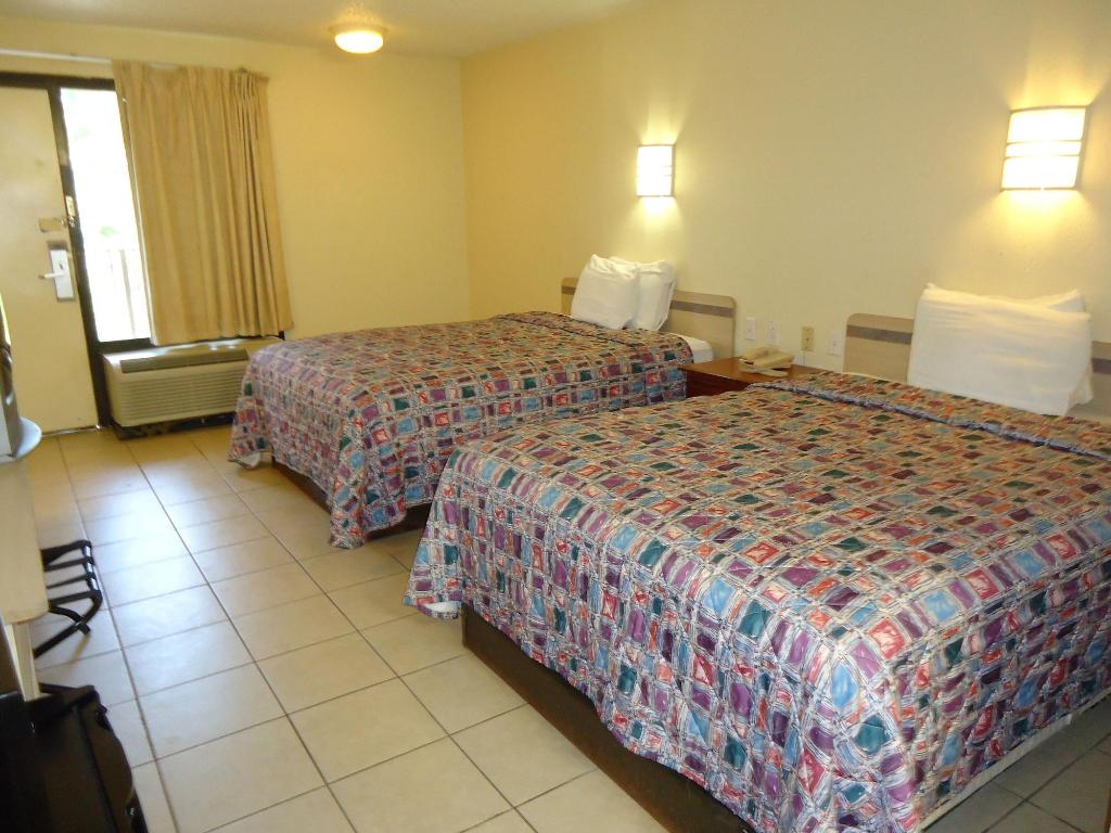 Super 6 Inn Suites
