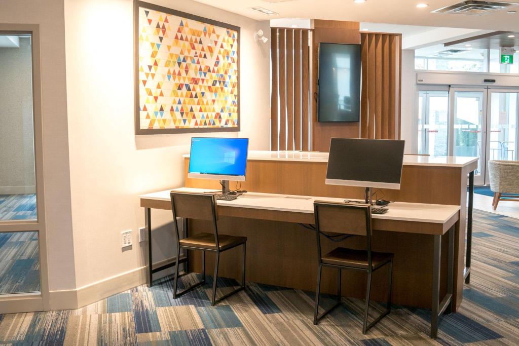 Holiday Inn Express & Suites Brandon, An Ihg Hotel