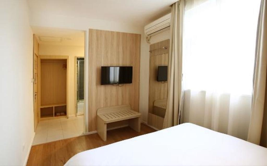Hanting Hotel (Shanghai Longbai Xincun Station)