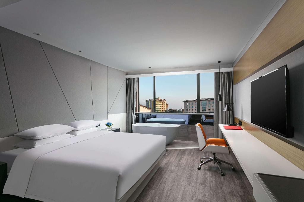 Ramada Yangzhou Slender West Lake