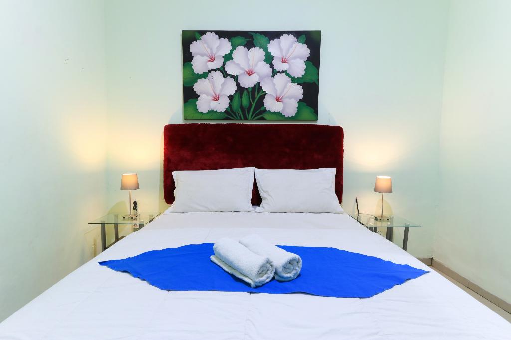 Labuana Homestay and Cafe Garden Makassar by ZUZU