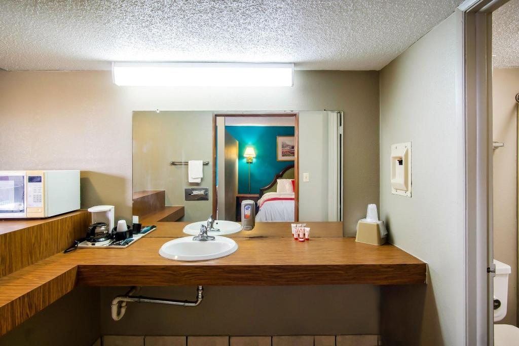 OYO Hotel Hutchinson KS West 4th Ave