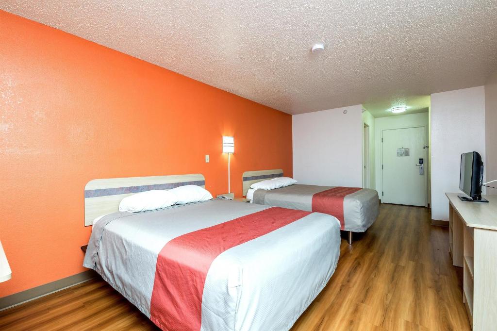 Motel 6 Waterloo, IA