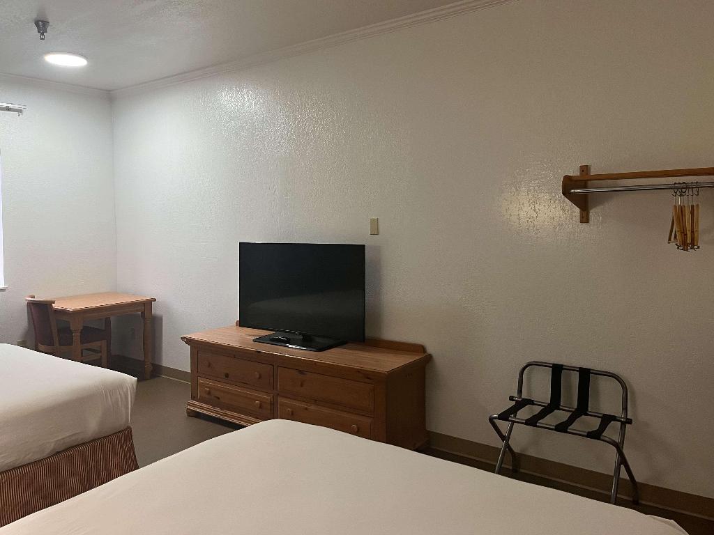 Motel 6 Portland, IN