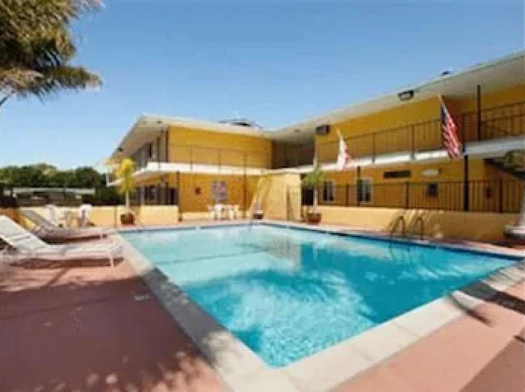 Hotel Lotus Of Lompoc A Great Hospitality Inn, USA, Lompoc. Großes 18