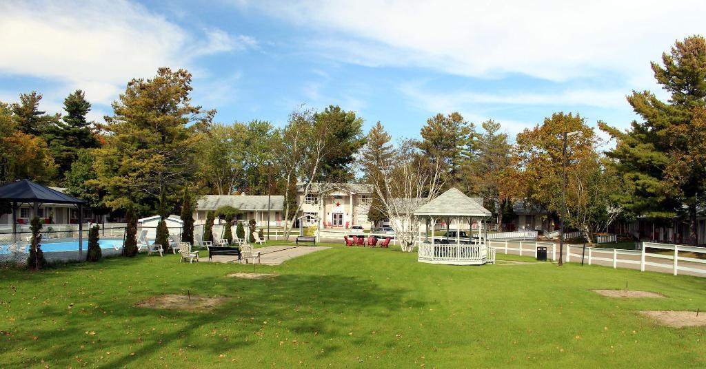 Colonial Resort Spa | hotel in Gananoque, ON with a pool